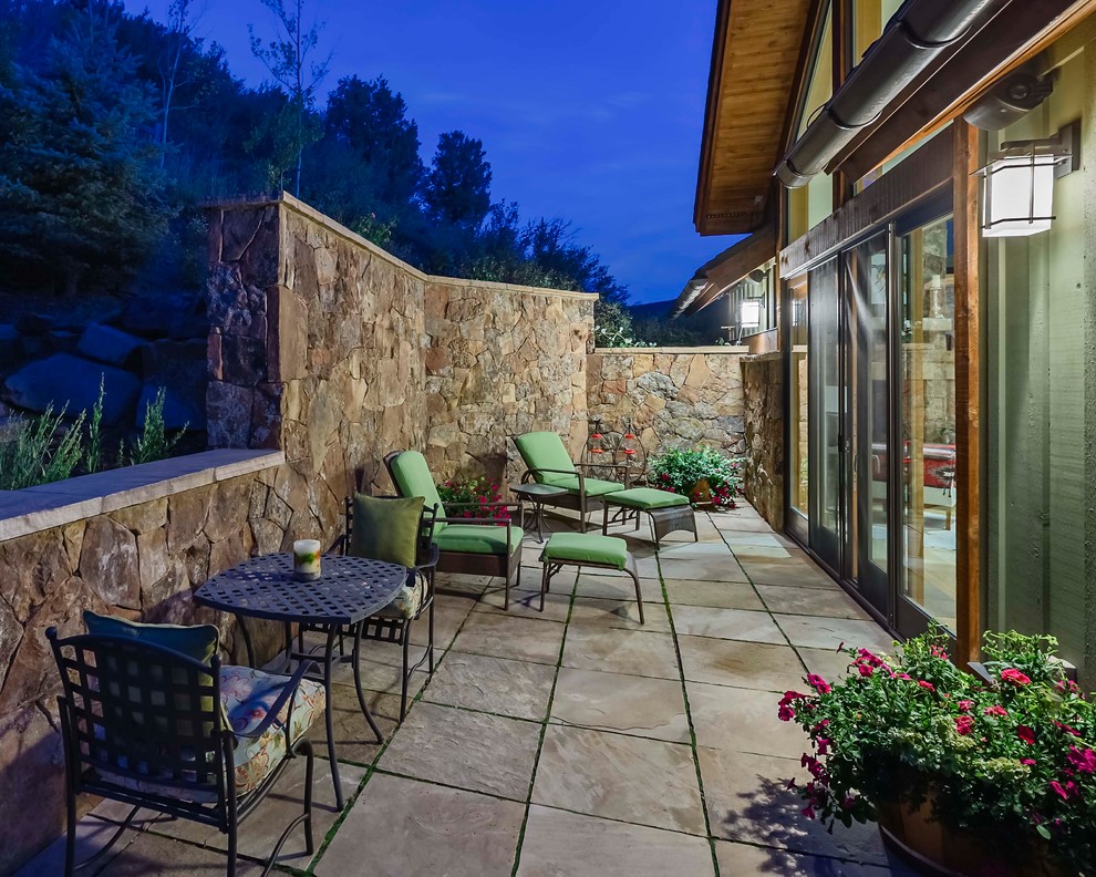 Esempio di un patio o portico minimalista di medie dimensioni e dietro casa con pavimentazioni in pietra naturale e nessuna copertura