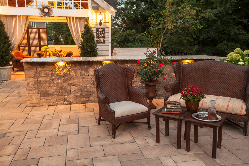 Großer Klassischer Patio hinter dem Haus mit Outdoor-Küche, Natursteinplatten und Gazebo in Boston