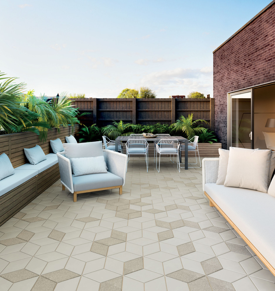 Cette image montre une petite terrasse arrière minimaliste avec des pavés en béton.