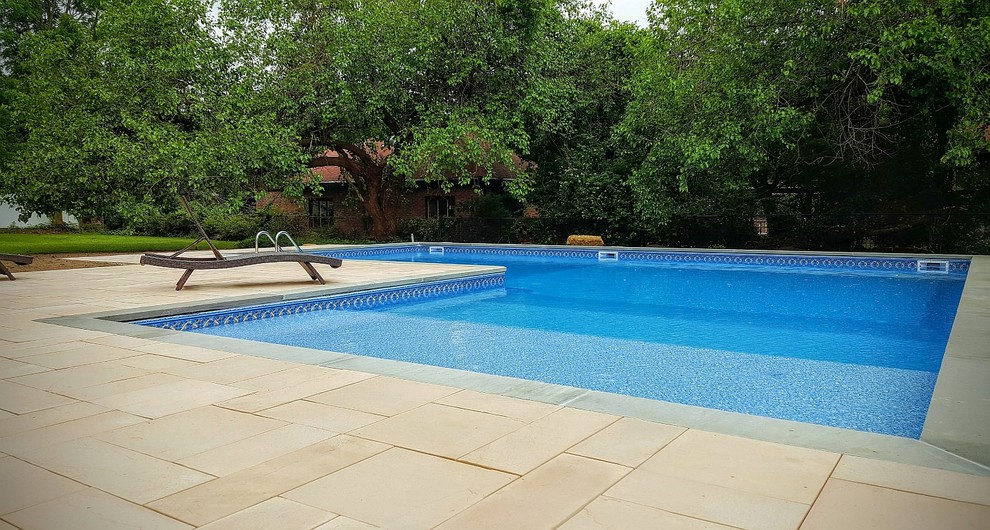 Ispirazione per una piscina moderna dietro casa con pavimentazioni in cemento