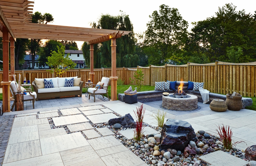 Foto di un grande patio o portico stile americano dietro casa con un focolare, piastrelle e una pergola