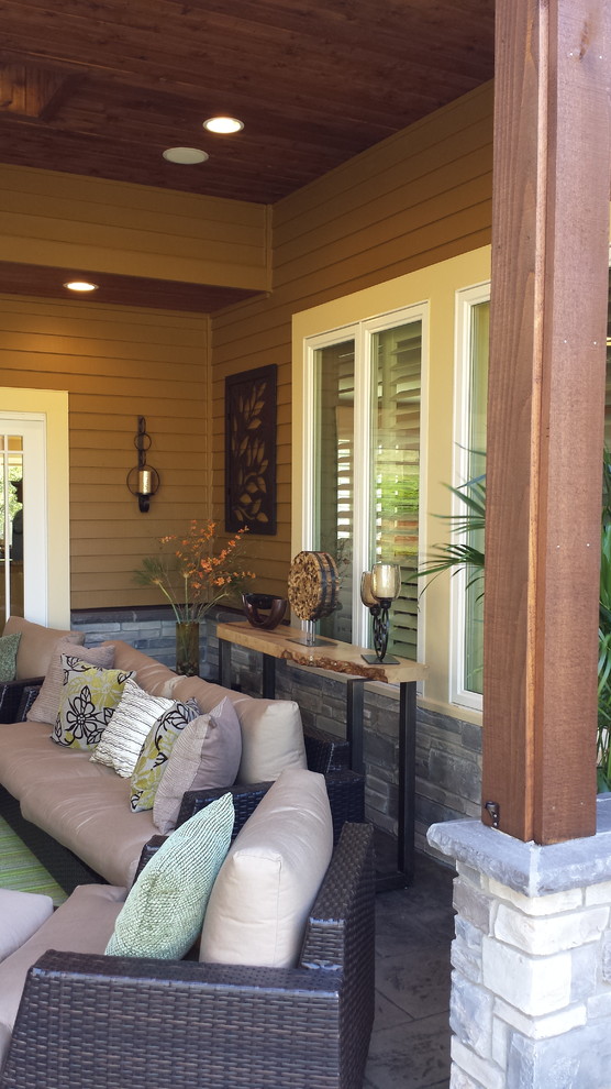 Стильный дизайн: двор среднего размера на заднем дворе в классическом стиле с покрытием из каменной брусчатки и навесом - последний тренд