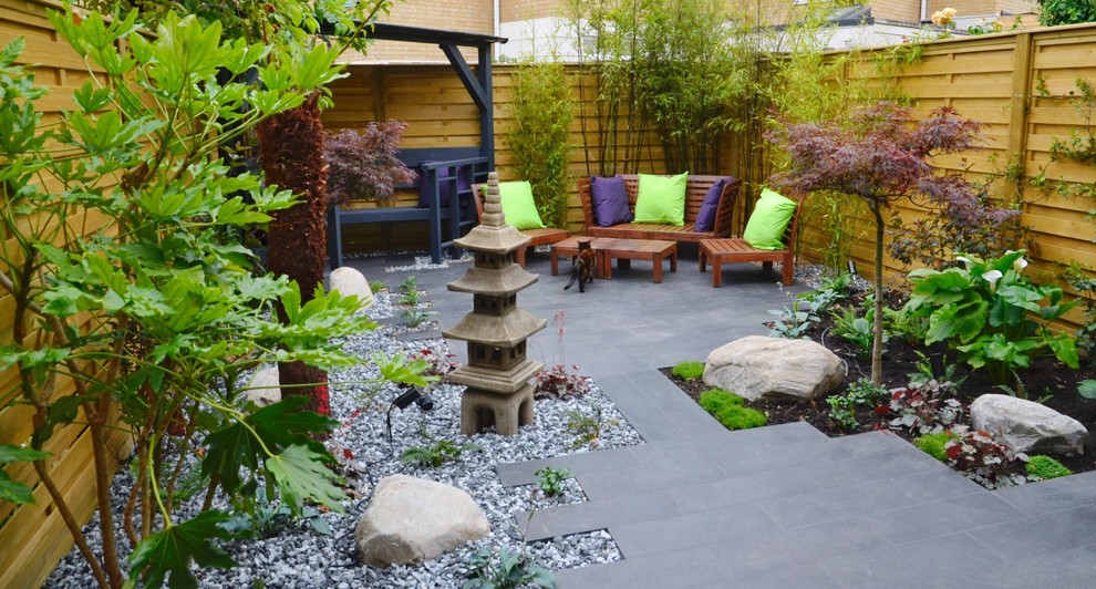 Идея дизайна: маленький двор на заднем дворе в восточном стиле с покрытием из каменной брусчатки для на участке и в саду