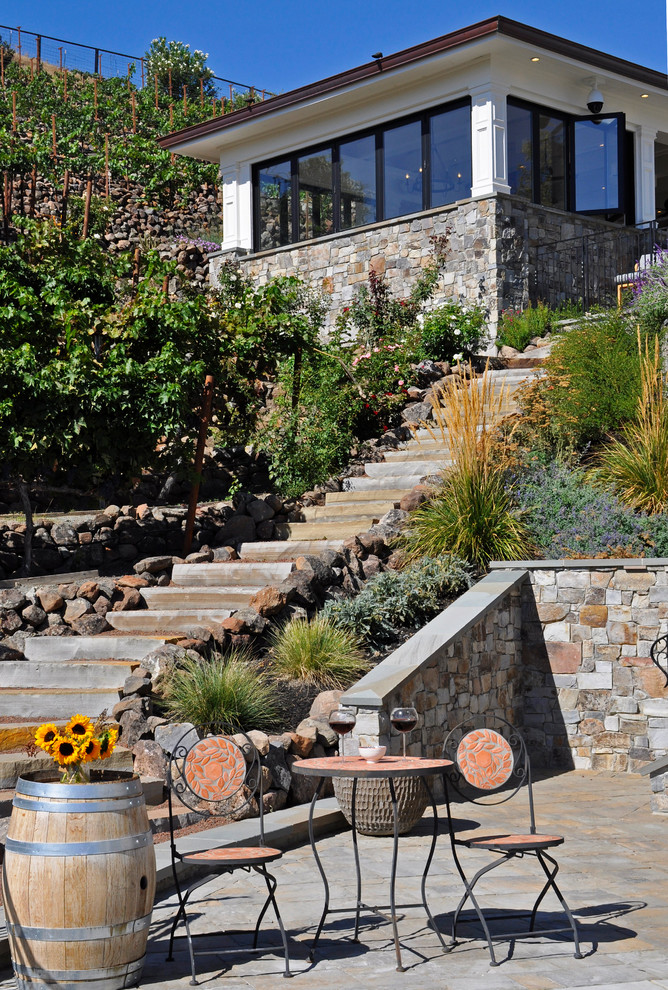 サンフランシスコにあるトラディショナルスタイルのおしゃれな裏庭のテラス (天然石敷き、日よけなし) の写真
