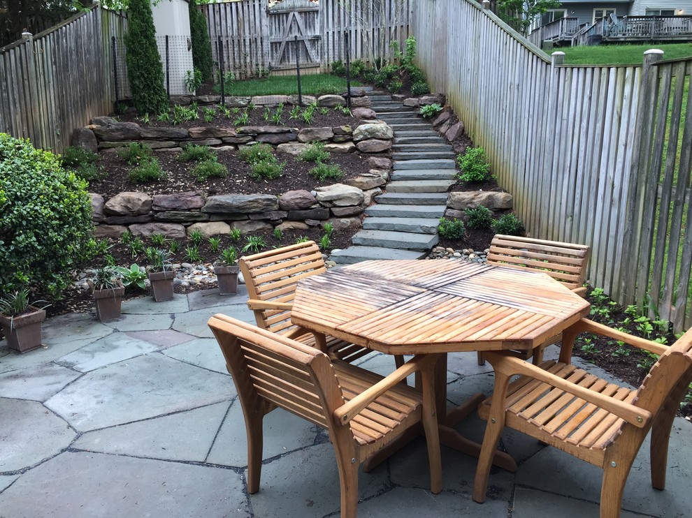 Imagen de patio clásico renovado pequeño en patio trasero con adoquines de piedra natural
