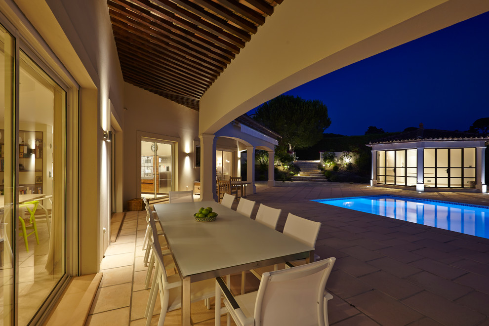 Свежая идея для дизайна: двор на внутреннем дворе в средиземноморском стиле с покрытием из бетонных плит - отличное фото интерьера