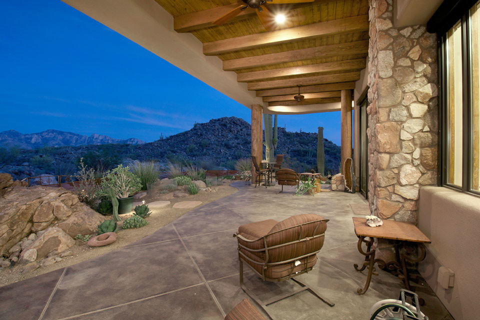 Photo of a patio in Phoenix with concrete slabs.
