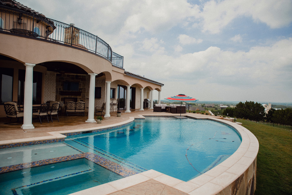 Свежая идея для дизайна: большой бассейн на заднем дворе в средиземноморском стиле - отличное фото интерьера