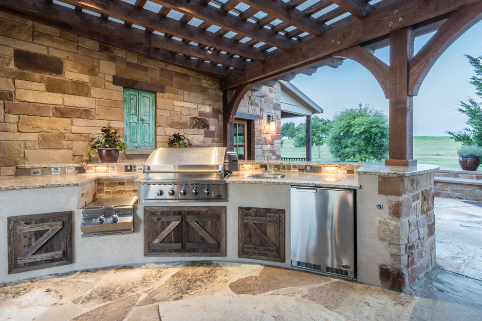 Geräumige Moderne Pergola im Innenhof mit Outdoor-Küche und Natursteinplatten in Austin