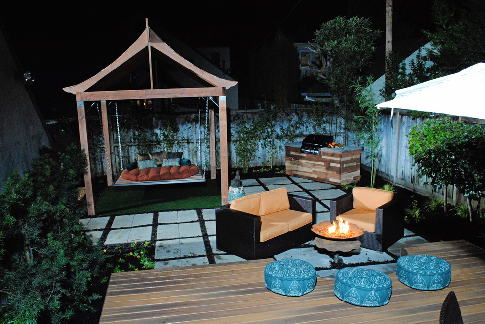 Idées déco pour une terrasse arrière asiatique de taille moyenne avec un foyer extérieur, des pavés en béton et une pergola.