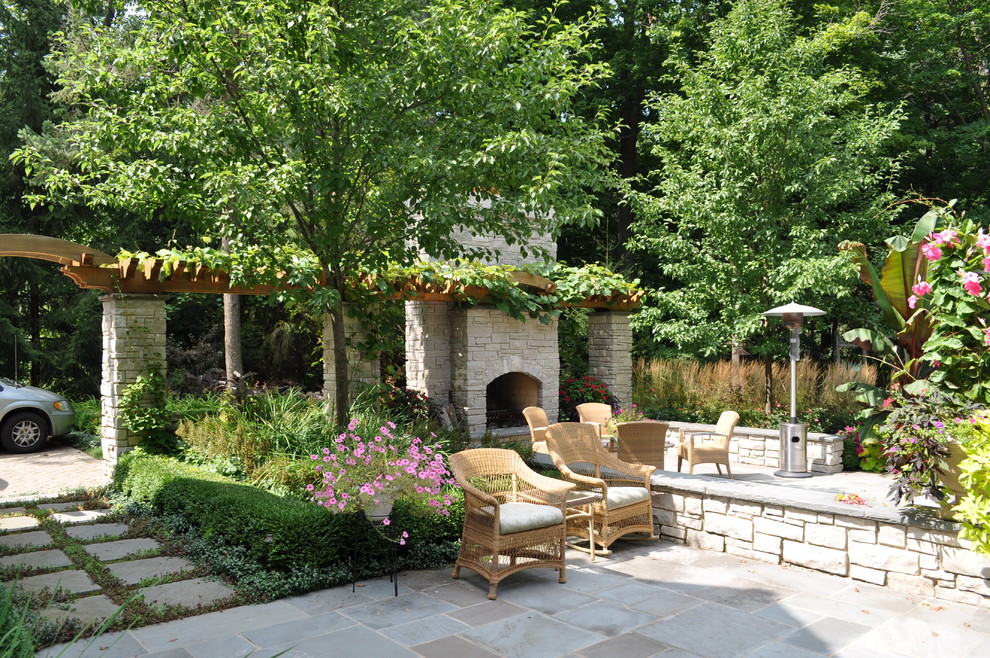 Diseño de patio clásico con chimenea
