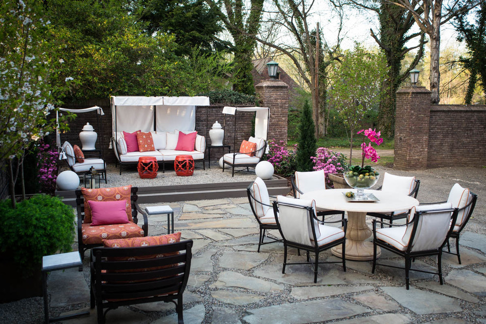 Exemple d'une terrasse chic avec des pavés en pierre naturelle et aucune couverture.