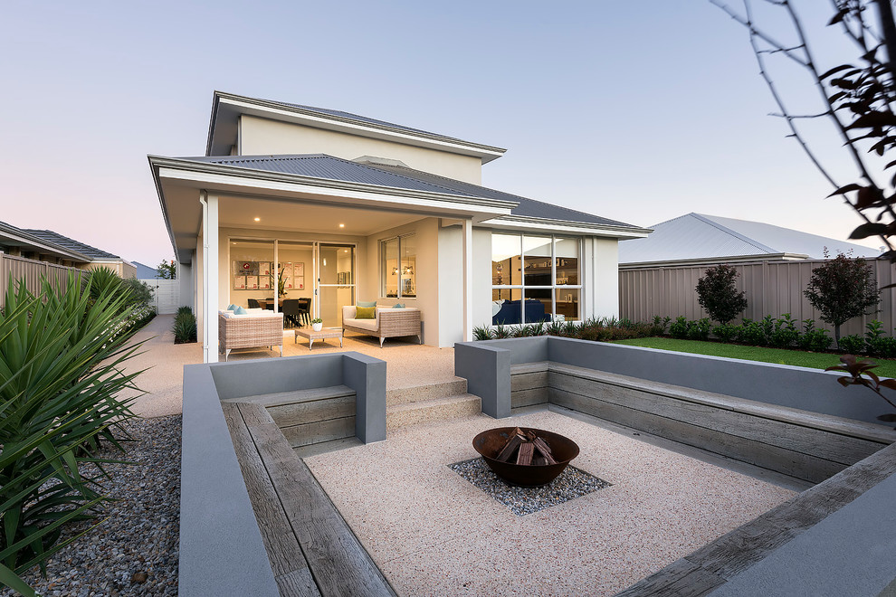 Immagine di un patio o portico design di medie dimensioni e dietro casa con un focolare e un tetto a sbalzo