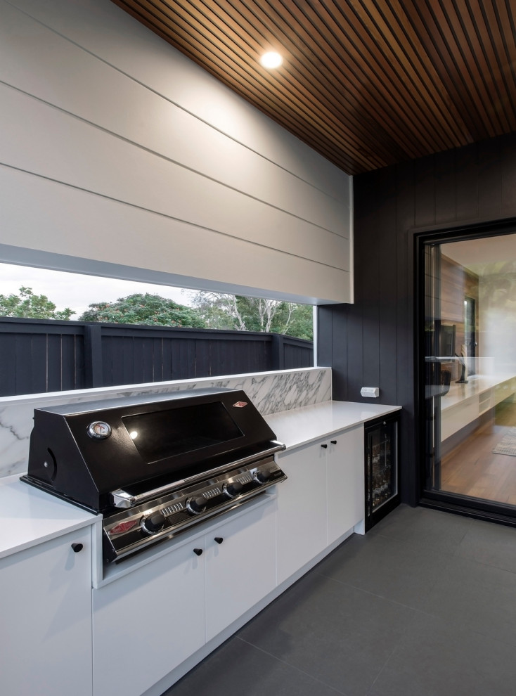 Cette image montre une terrasse arrière design avec une cuisine d'été.