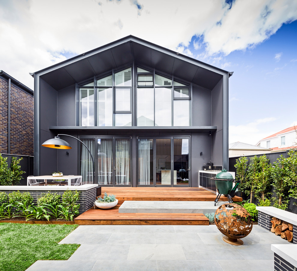 Esempio di un patio o portico minimal di medie dimensioni e dietro casa con pavimentazioni in cemento