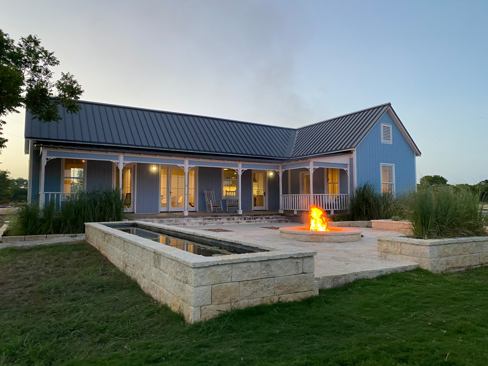 Cette photo montre une terrasse avant nature de taille moyenne avec un foyer extérieur, des pavés en pierre naturelle et aucune couverture.