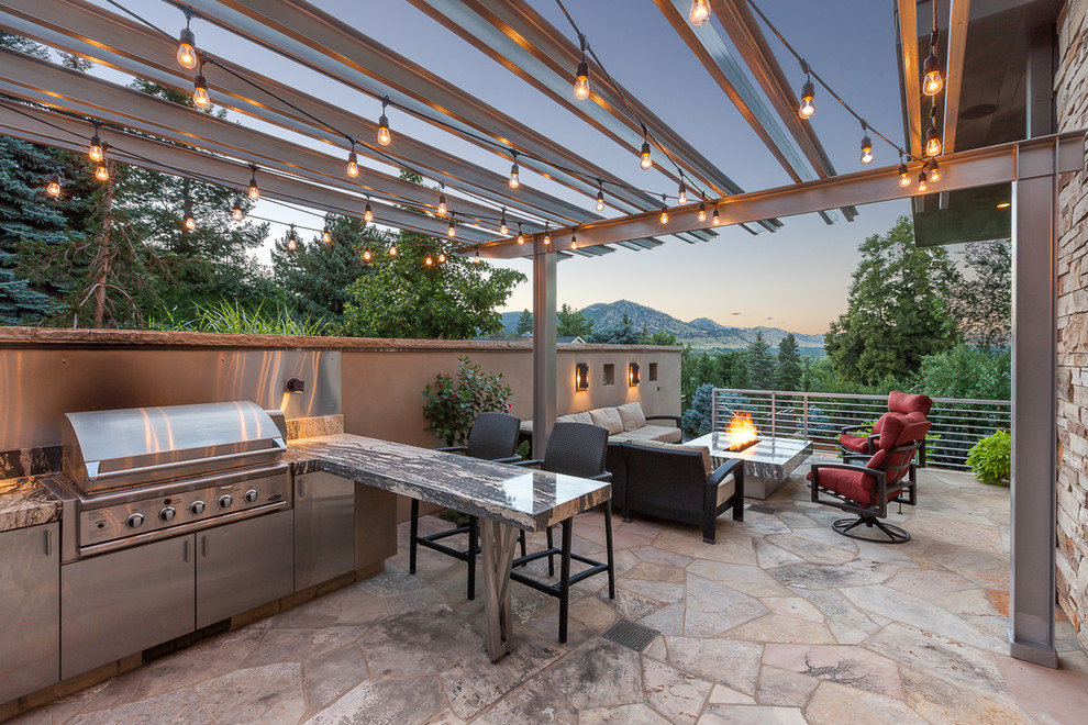 Foto de patio contemporáneo de tamaño medio en patio lateral con cocina exterior, suelo de baldosas y cenador