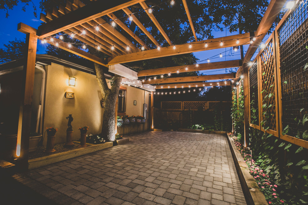 Esempio di un grande patio o portico classico dietro casa con pavimentazioni in cemento e una pergola