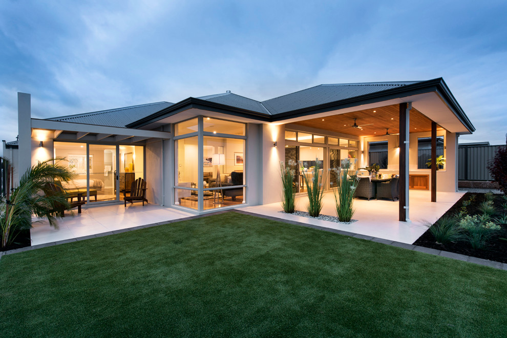 Immagine di un grande patio o portico minimalista dietro casa con un tetto a sbalzo