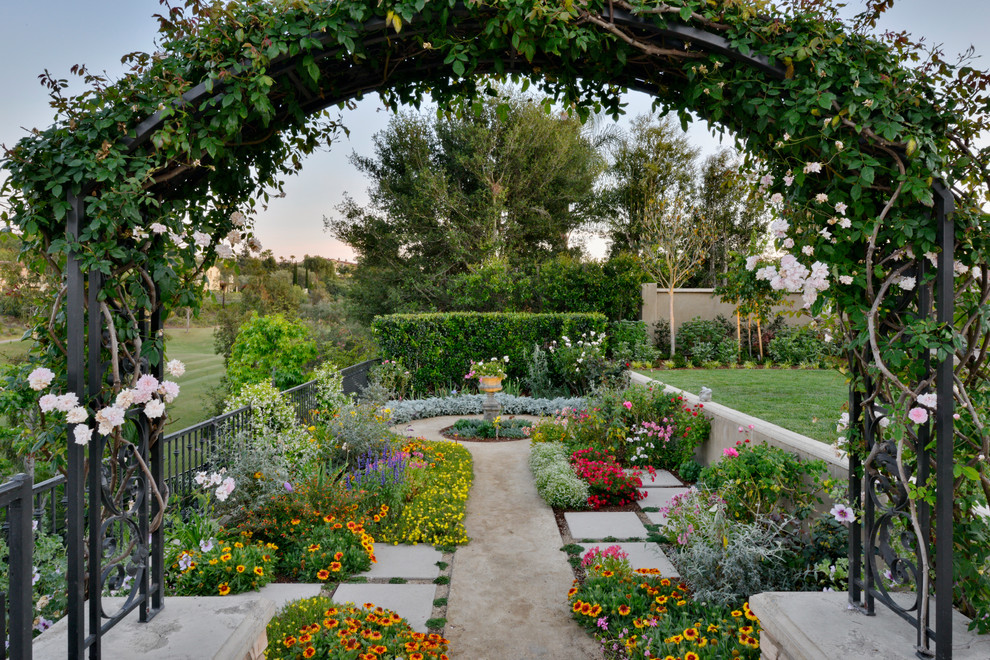 Foto di un ampio patio o portico mediterraneo dietro casa con un giardino in vaso, pavimentazioni in cemento e una pergola