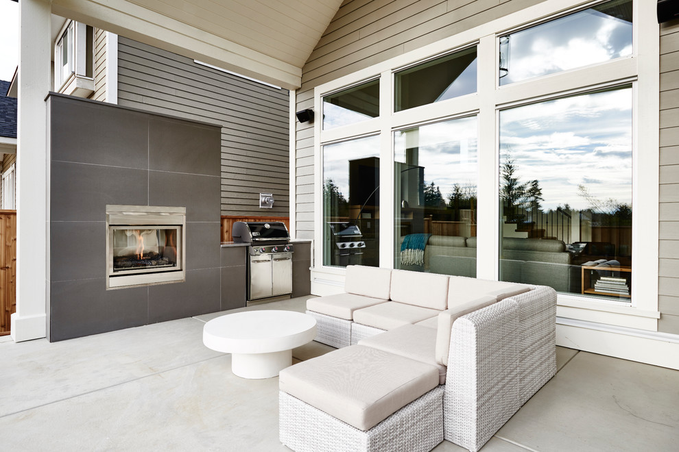 Пример оригинального дизайна: большой двор на заднем дворе в стиле модернизм с местом для костра, покрытием из бетонных плит и навесом