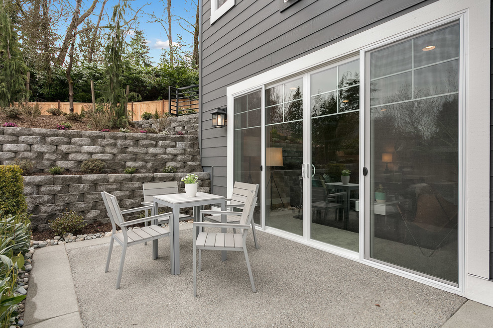 Foto di un piccolo patio o portico american style dietro casa con un tetto a sbalzo
