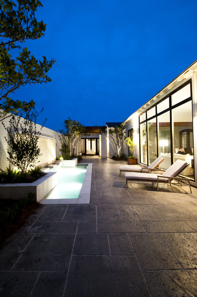 Пример оригинального дизайна: большой двор на внутреннем дворе в современном стиле с фонтаном и покрытием из каменной брусчатки без защиты от солнца