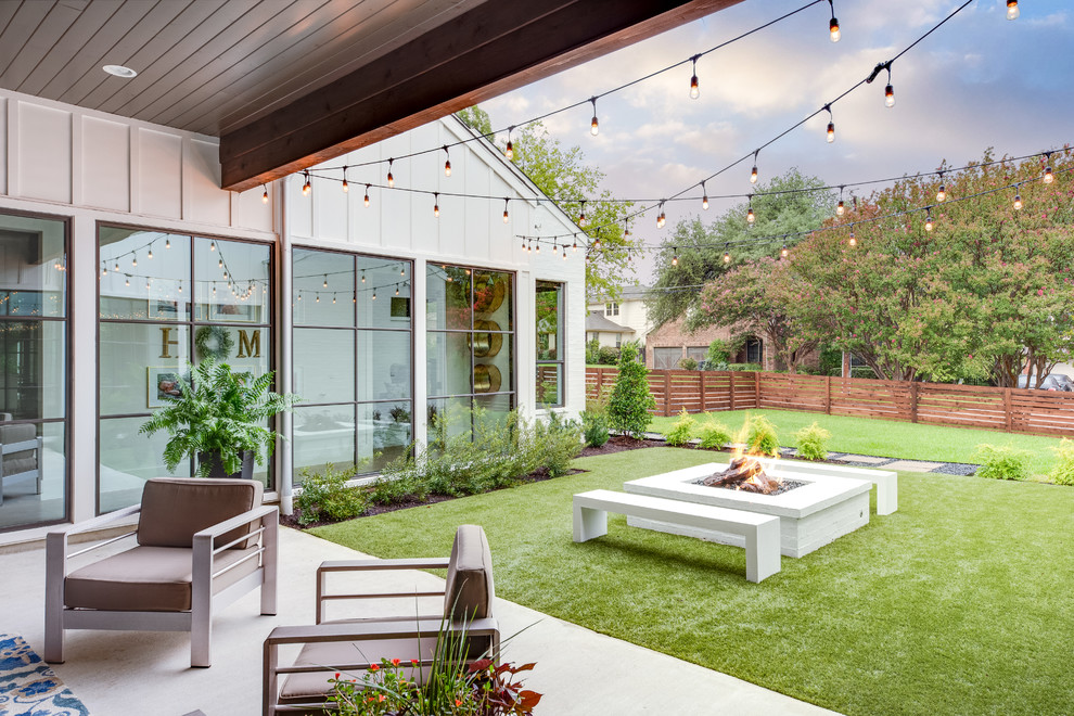 Patio - farmhouse patio idea in Dallas