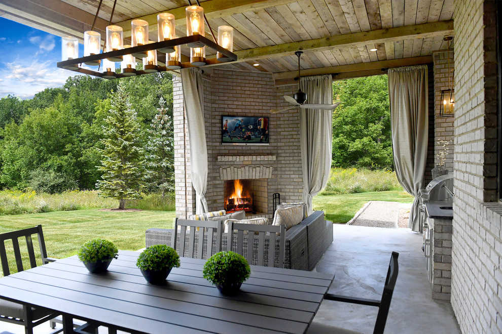 Inspiration pour une terrasse arrière traditionnelle de taille moyenne avec une cuisine d'été, une dalle de béton et une extension de toiture.