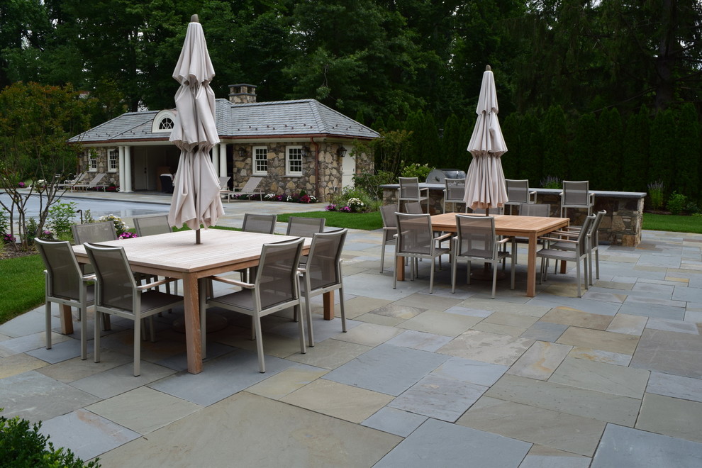 Geräumiger Klassischer Patio hinter dem Haus mit Outdoor-Küche, Natursteinplatten und Gazebo in New York