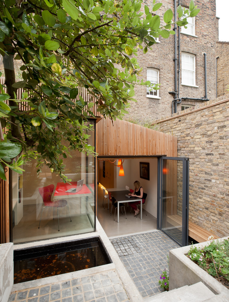 Design ideas for a contemporary patio in London.