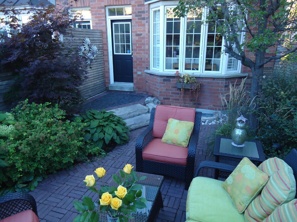 На фото: маленький двор на внутреннем дворе в стиле неоклассика (современная классика) с мощением клинкерной брусчаткой без защиты от солнца для на участке и в саду