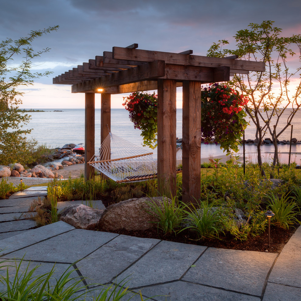 Immagine di un patio o portico stile marino con un gazebo o capanno