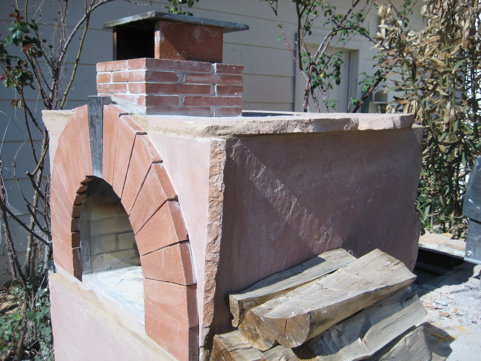 Modelo de patio de estilo zen pequeño sin cubierta en patio trasero con cocina exterior y adoquines de piedra natural