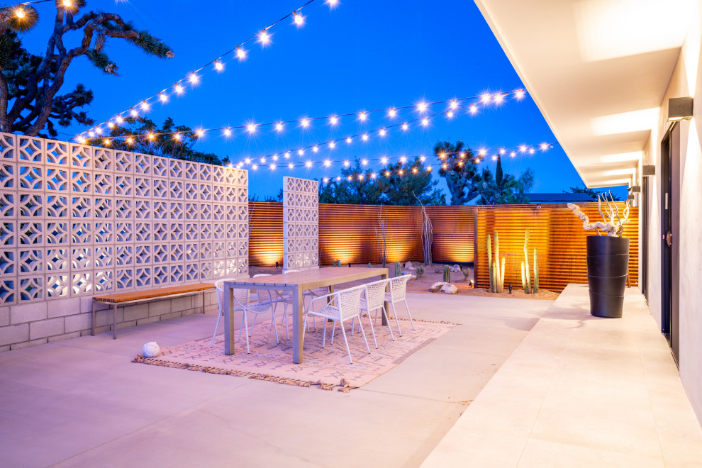 Идея дизайна: двор среднего размера на заднем дворе в стиле фьюжн с покрытием из бетонных плит и местом для костра без защиты от солнца