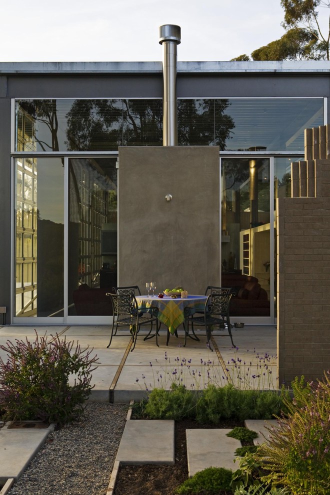 Photo of a modern patio in Santa Barbara.
