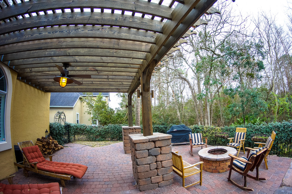 Mittelgroße Klassische Pergola hinter dem Haus mit Outdoor-Küche und Pflastersteinen in Jacksonville