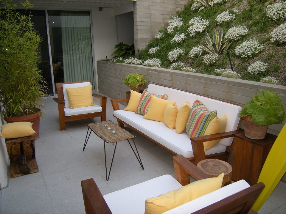 Immagine di un patio o portico moderno di medie dimensioni e in cortile con piastrelle e nessuna copertura