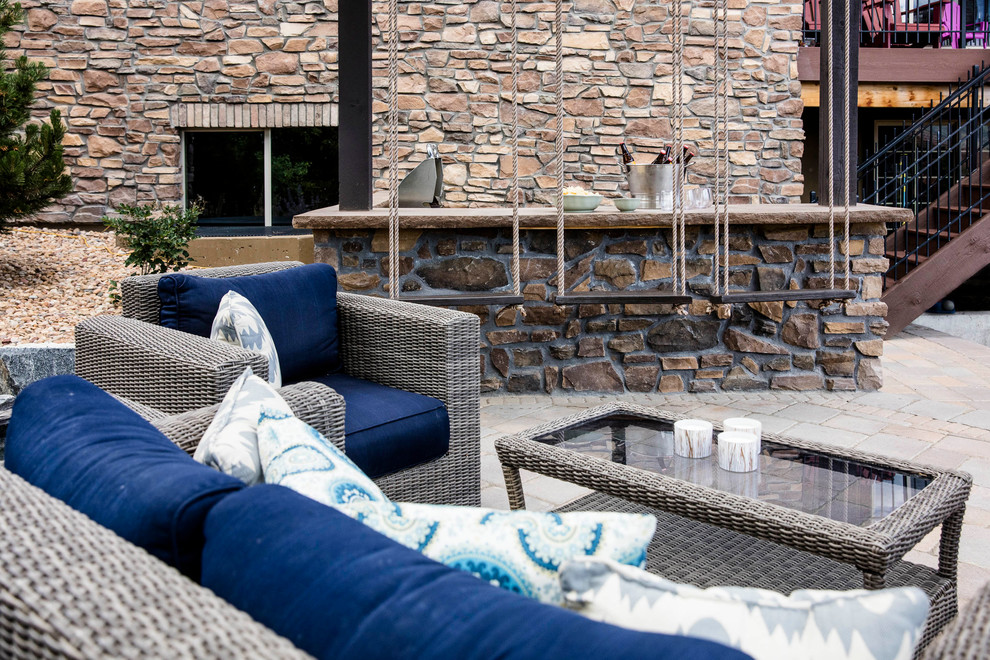 Idée de décoration pour une terrasse arrière tradition de taille moyenne avec une cuisine d'été, des pavés en béton et une pergola.
