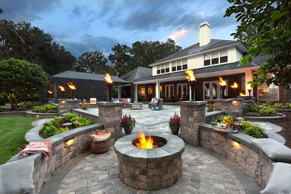 Geräumiger, Unbedeckter Klassischer Patio hinter dem Haus mit Feuerstelle und Natursteinplatten in Jacksonville