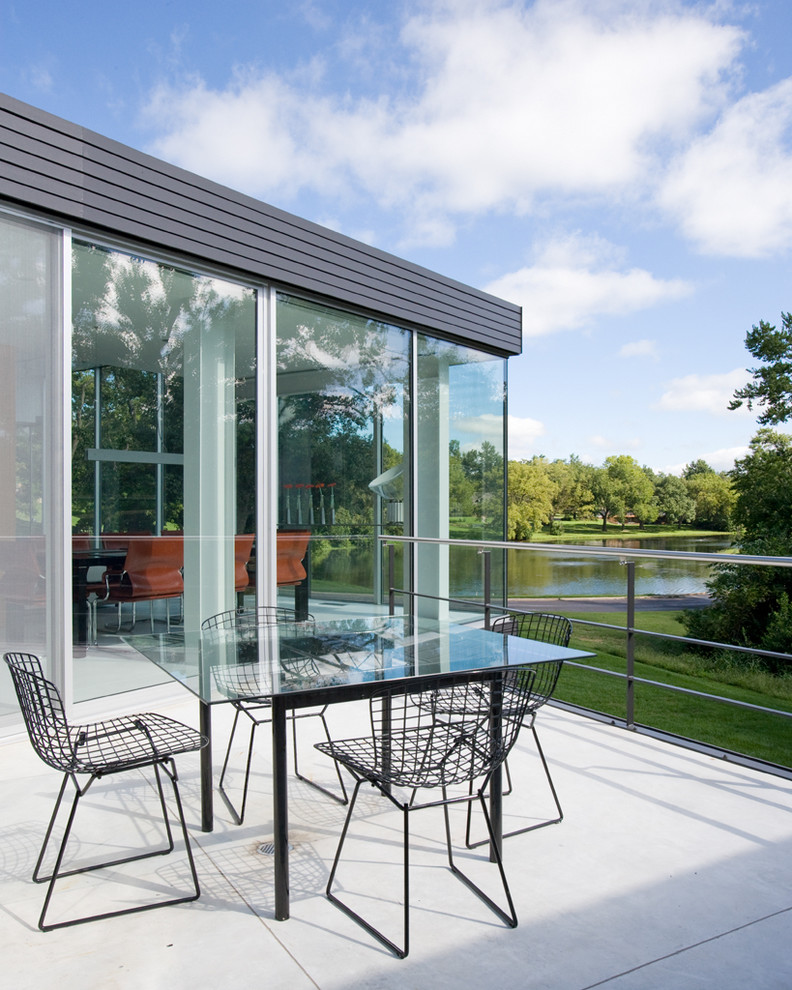 Cette image montre une terrasse minimaliste avec une dalle de béton et aucune couverture.