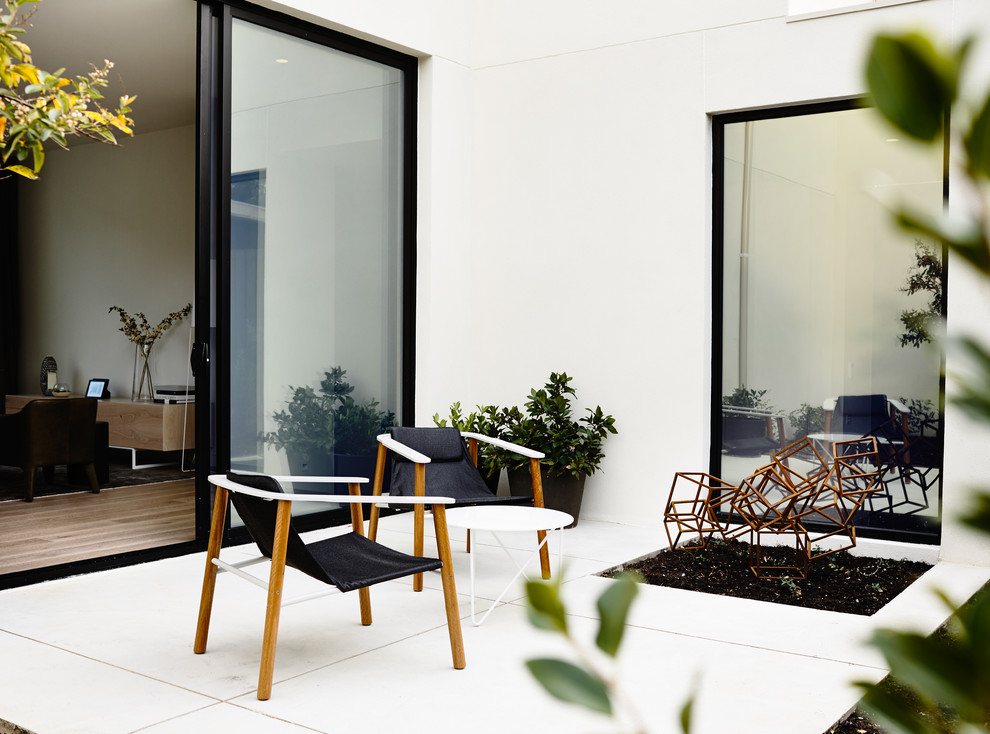 Ispirazione per un patio o portico moderno in cortile