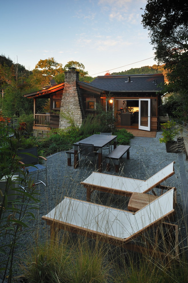На фото: двор в современном стиле с покрытием из гравия без защиты от солнца
