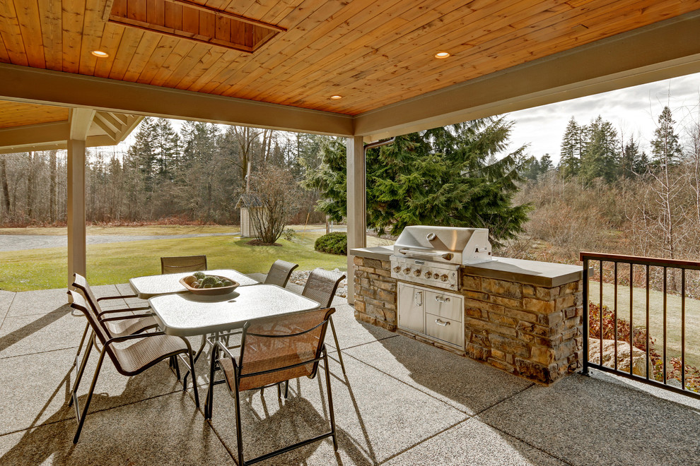 Esempio di un patio o portico stile americano di medie dimensioni e nel cortile laterale con un tetto a sbalzo
