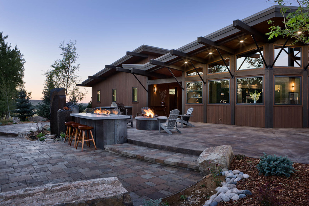 Идея дизайна: большой двор на заднем дворе в стиле рустика с летней кухней без защиты от солнца