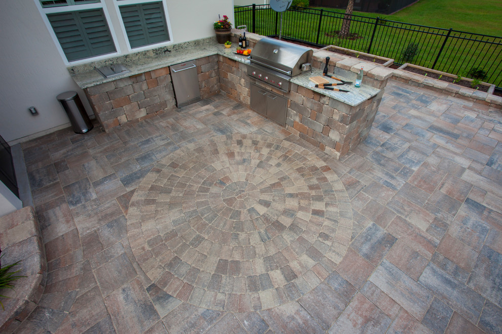 Design ideas for an expansive classic patio in Jacksonville.
