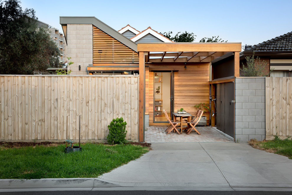 Ispirazione per un piccolo patio o portico minimal dietro casa con un parasole e pavimentazioni in mattoni