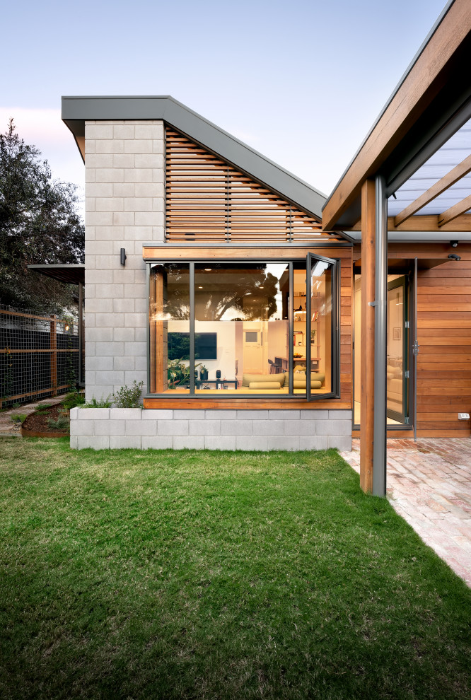 Стильный дизайн: маленький двор на заднем дворе в современном стиле с козырьком и мощением клинкерной брусчаткой для на участке и в саду - последний тренд