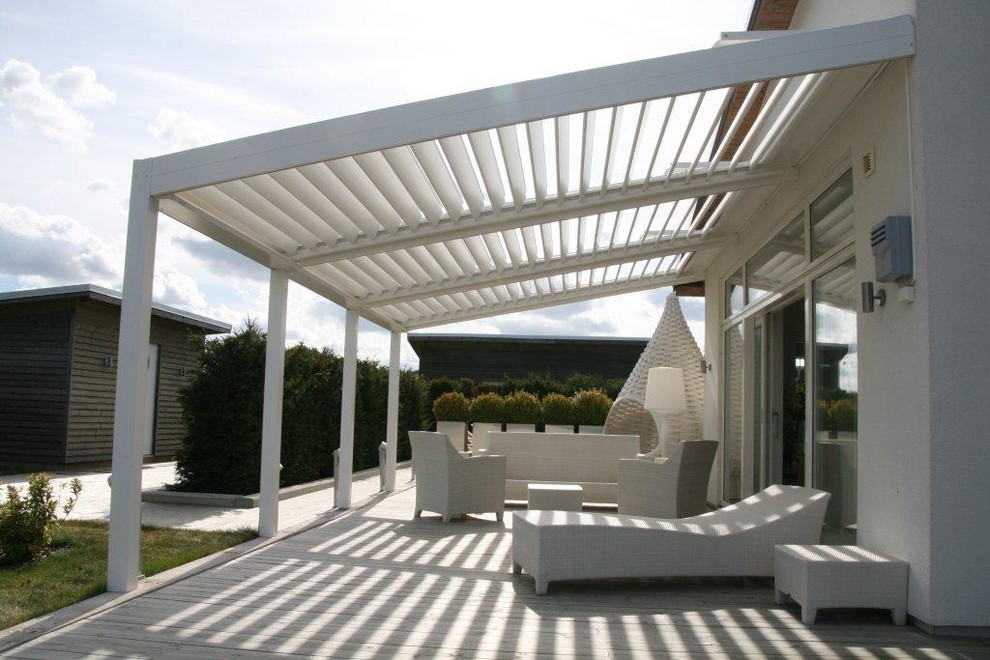 Foto di un patio o portico minimal di medie dimensioni e dietro casa con pedane e una pergola