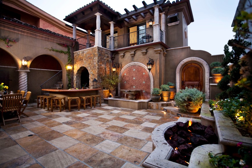 Свежая идея для дизайна: пергола во дворе частного дома на внутреннем дворе в средиземноморском стиле - отличное фото интерьера